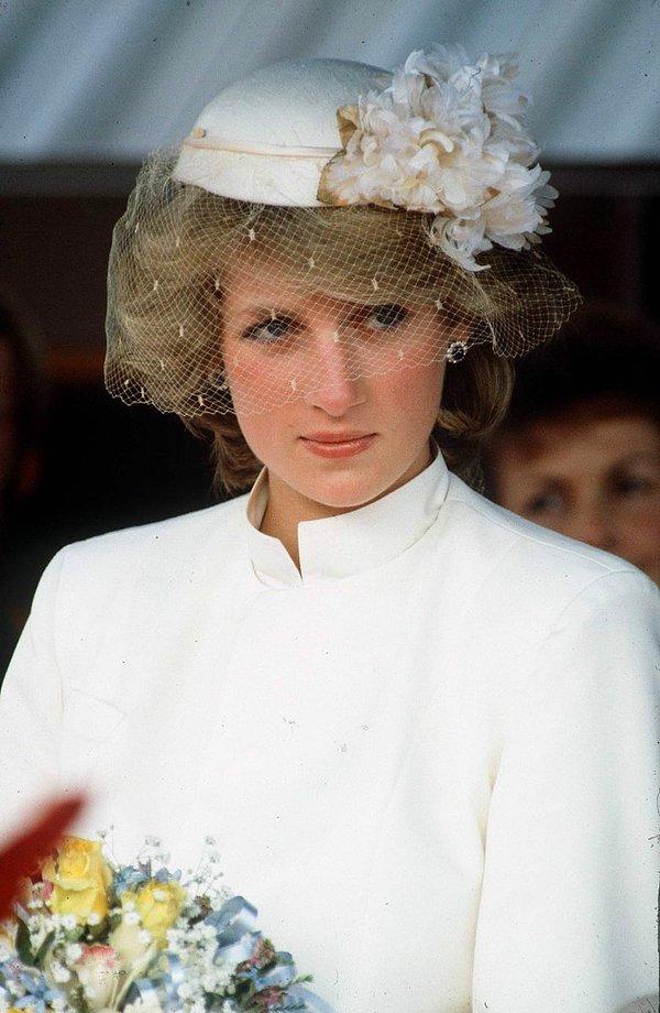1. Emma Corrin, Prenses Diana'yı canlandırmak üzere The Crown'ın kadrosuna katıldı.