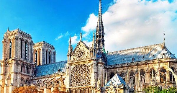 Katedralin yapımına 1163 yılında Fransa Kralı VII. Louis döneminde başlanır. Notre Dame’ın ilk temel taşını Papa III. Alexander mı yoksa hayallerini gerçeğe dönüştüren Maurice de Sully mi dikti bilinmiyor ancak her ikisinin de o sırada orada hazır bulunduğu kesin...