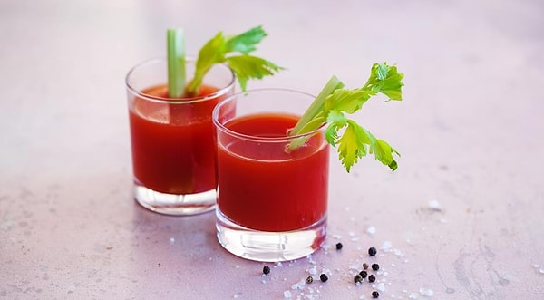 5. По рецепту в коктейль "Кровавая Мэри" входит томатный сок и...