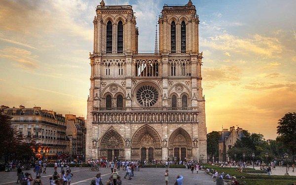 Notre Dame Katedrali, Île de la Cité yani Cite Adası'nın doğusunda dikilmektedir bütün ihtişamıyla. Sadece adı değil, duruşu da soylu bir hanımefendi gibidir ve bu güzel hanımefendi, ilk görüşte aşkın varlığına inandırmak için var olmuştur sanki...