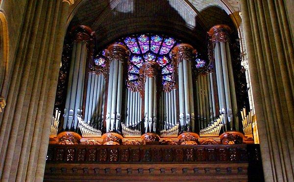 Yıllar boyunca kiliseye pek çok org getirilir ancak hiçbiri binanın yapısına uygun olmaz. İlk uygun org, Cliquot tarafından 1700'lü yılların başlarında tamamlanır.