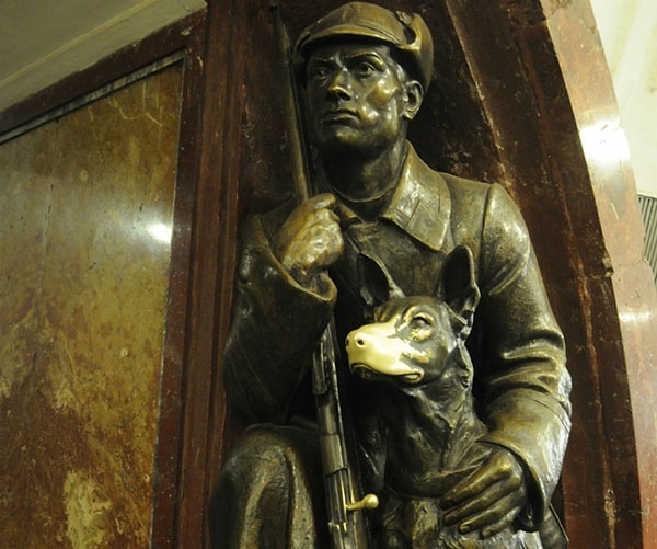 3. Нос этой собаки трут "на удачу". На какой станции она находится?