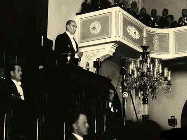 Bir süre sonra Atatürk’ün senaryoyu beğendiği müjdesini alınca sevinçten havalara uçmuş. Dahası; Atatürk filmde şahsen rol almayı da kabul etmiş, Meclis’te okuyacağı nutku Köşk’te film için tekrarlayacakmış. Sonrasını Nizamettin Nazif’ten okuyalım: