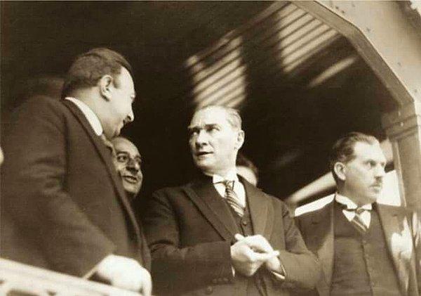 “Atatürk Çankaya’da bizi kabul etti. Biraz izahat istedikten sonra fon olarak getirdiğimiz kara örtünün önüne geçti ve nutkunu irada başladı. Makine rahat rahat işliyor, şefin sesi çok rahat değiştirebiliniyordu."
