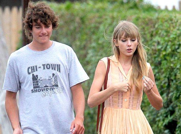 İlginç olan ise Taylor Swift'in aynı ailenin bir başka üyesi olan Conor Kennedy ile de aşk yaşamasıydı.