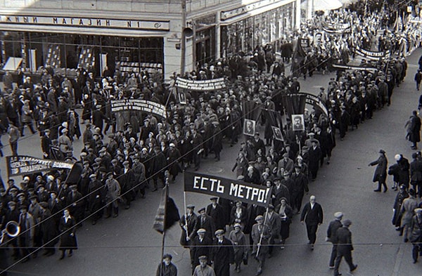 6. В каком году состоялось официальное открытие Московского метро?