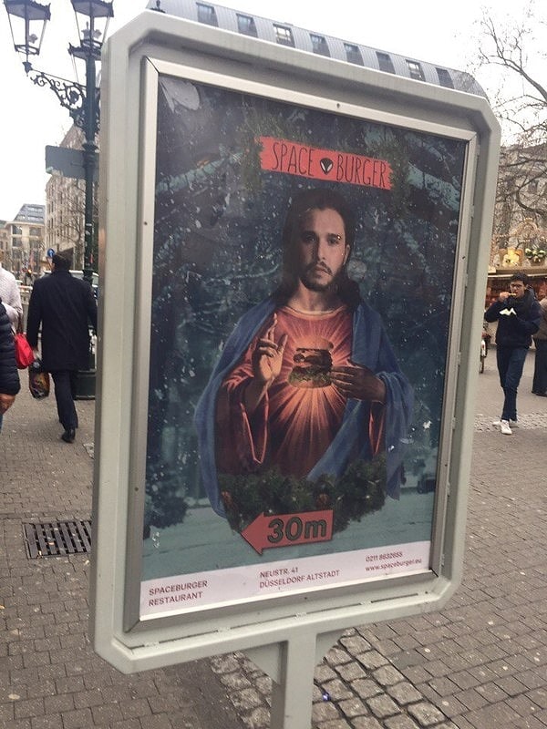 22. У вас есть мысли насчет того, кто изображен на фото? 🙄