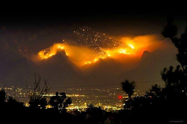 3. Tucson, Arizona'da yanan bir dağ.