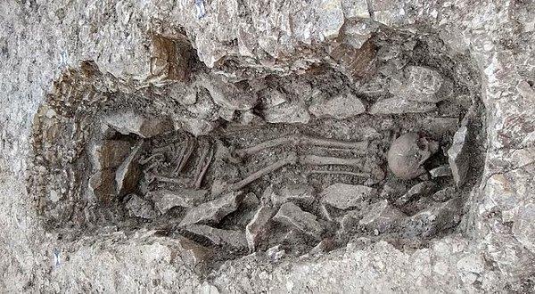 Bulunan iskeletlerin en eskisi milattan önce 8. yüzyıl civarına dayanıyor, yani neredeyse üç bin yıl öncesi.
