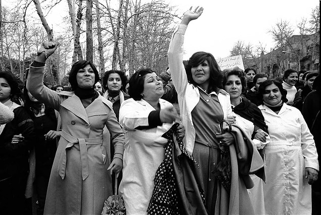 Var olan düzenden memnun olmayan halk, sağcısıyla solcusuyla bütünü birbirine kenetlenerek ülkenin genelinde protestolar düzenledi.