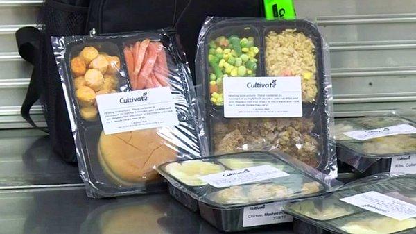 3. Indiana'da bir okul, yenmemiş yemekleri atmak yerine paketleyip çocuklarla birlikte eve gönderiyor.