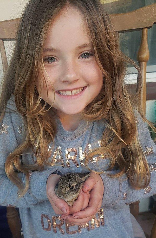 12. "Bugün kızım bu bu tavşanı bir kediden kurtardı."