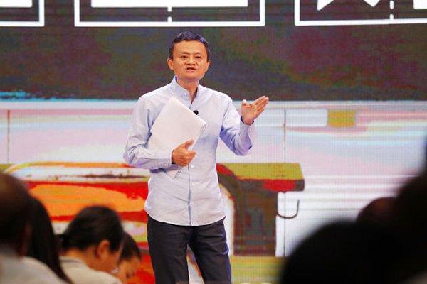 MailOnline'a göre Jack Ma, sahibi olduğu e-ticaret firmasını kurmak için arkadaşlarından 350.000 Türk Lirası değerinde borç almıştı. O zamanlar maddi durumu çok kötüydü.