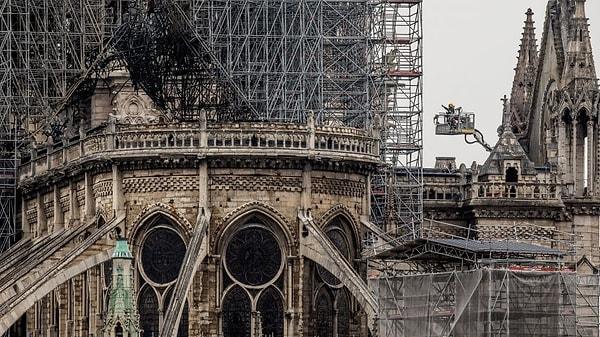 Tarihi Notre-Dame de Paris, bir restorasyon kampanyası sırasında alev aldı.