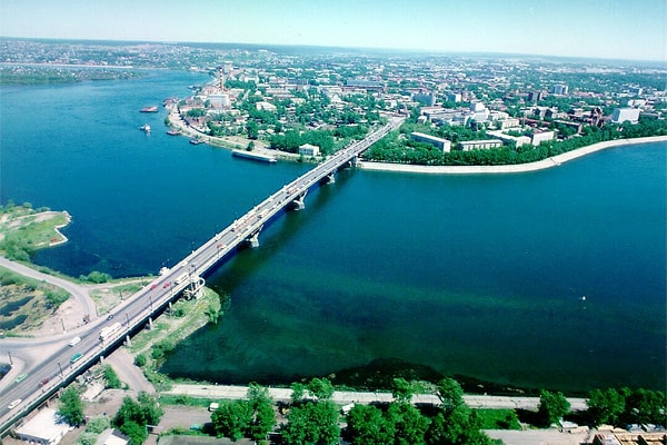 3. Ближе всего к озеру Байкал расположен...