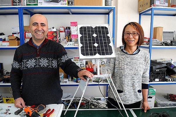 Daha sonra eşiyle KOSGEB'e başvuran Ying Sarı, bu sefer de güneş enerjisi panelleri üretmek amacıyla 50 bin lira hibe desteği alıyor ve kendi işini kuruyor.