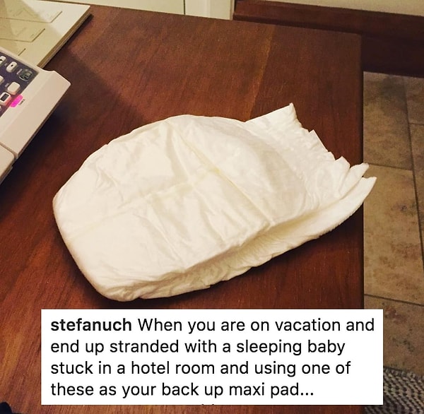 3. Заточенная в отеле с малышом мамаша достойно встречает «эти дни», превратив детский памперс в самую большую в мире прокладку.