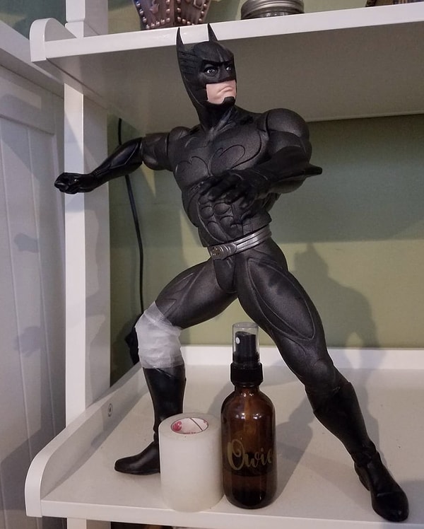 4. Бэтмен теперь как новенький, благодаря умелым маминым рукам и липкой ленте.