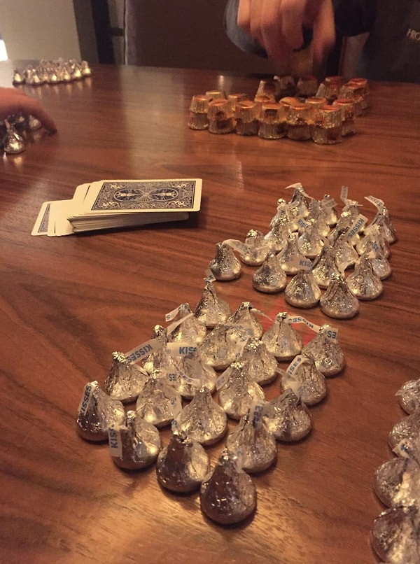 9. Эта азартная мамаша не позволит игре не на жизнь, а на смерть не состояться из-за отсутствия фишек. Ерунда какая, есть же шоколадные конфеты!