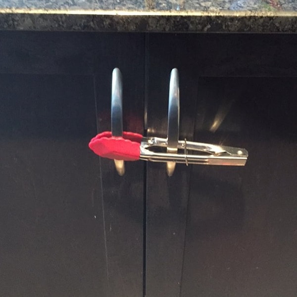 16. Старые добрые кухонные щипцы как замок от детей: ну гениально же!