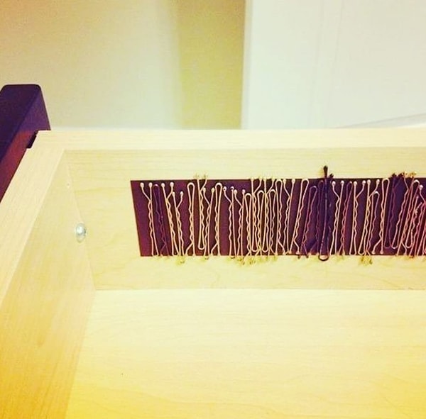 20. И, наконец, эта любящая порядок мамочка, которая изобрела классный лайфхак с магнитной лентой, чтобы ее дети больше не устраивали бардак в ящиках.