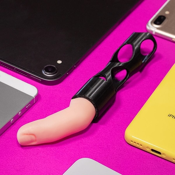 Да где угодно, куда не дотягивается ваш палец!