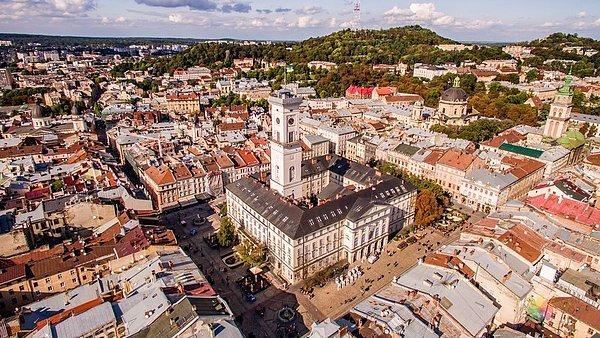 1. Lviv Belediye Binası ve Ratusha Kulesi