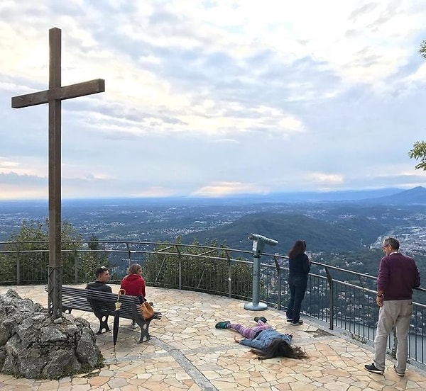2. Девушка не выдержала красоты этого живописного вида, открывающегося со смотровой площадки в итальянской деревушке Брунато.