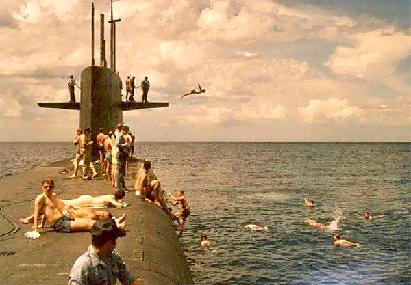 6. "Babam bir denizaltının sancak yüzgecinden Pasifik Okyanusu'na dalış yapıyor. 1983 yazı."
