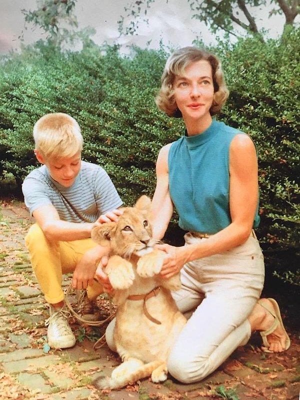 7. "Babam ve veteriner olan annesi, iki yıl boyunca büyüttükleri aslan ile poz veriyor, 1959."
