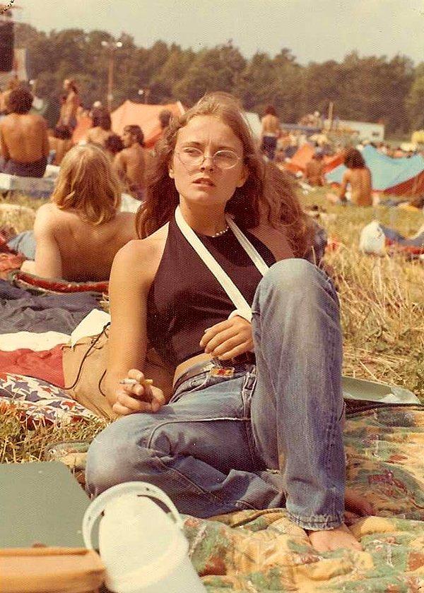 12. "Annem, henüz 15 yaşındayken Allman Brothers konserinde kırık koluyla sigara içiyor. 1973."