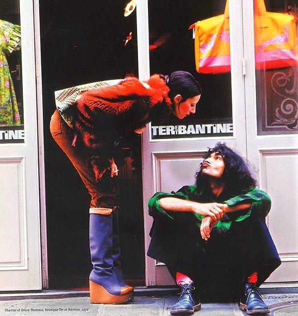 15. "1972 yılında ebeveynlerim Paris'teki dükkanlarının önünde duruyorlar."