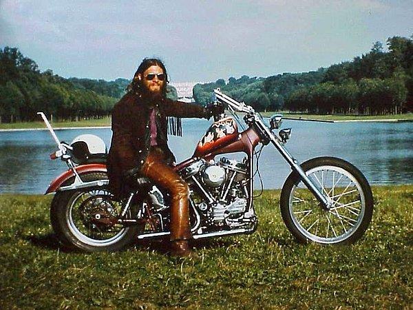 17. "Motorsikletini İngiltere'ye postalayıp tüm Avrupa'yı onunla gezen babam, 1973."