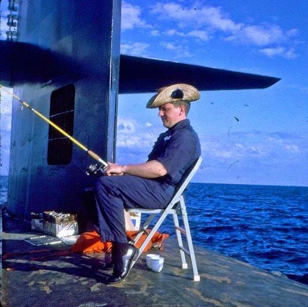 29. "Nükleer denizaltının üstünde balık tutuyor, 1966."
