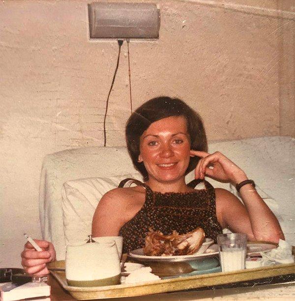 30. "Kız kardeşimi doğurduktan sonra annem hastanede sigara içiyor ve tavuk yiyor. Kanada, 1978."