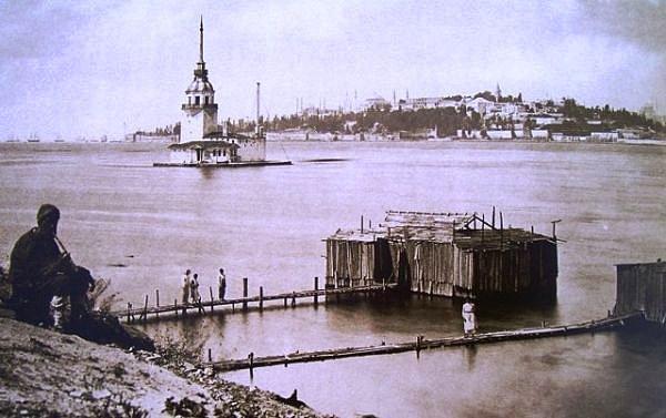 Eski İstanbul'un yapısını, tarihin ve kültürünü anlamak için öncelikle İstanbul'un cumhuriyet dönemi öncesindeki deniz hamamlarına değinmek gerekiyor.