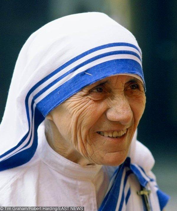 11. Yardım faaliyetlerinden ötürü 1979 yılında Nobel Barış Ödülü alan Rahibe Teresa.  (1910-1997)