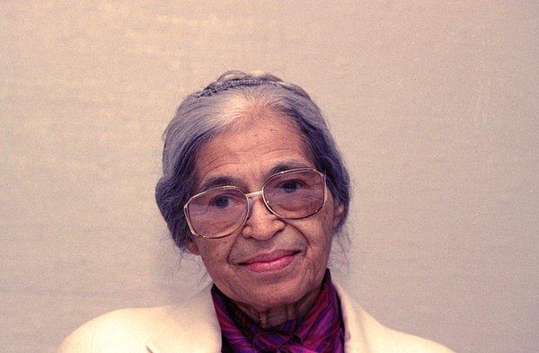 29. Otobüslerde yapılan ırkçı ayrımı yıkan aktivist Rosa Parks. (1913-2005)