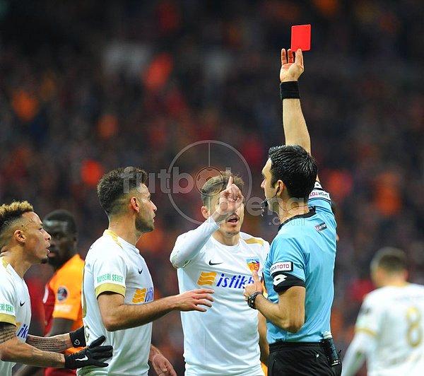 Kayserispor'da Tiago Lopes, 38. dakikada ikinci sarı karttan kırmızı kart ile oyun dışında kaldı.