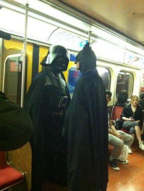 13. Бэтмен с приятелем.