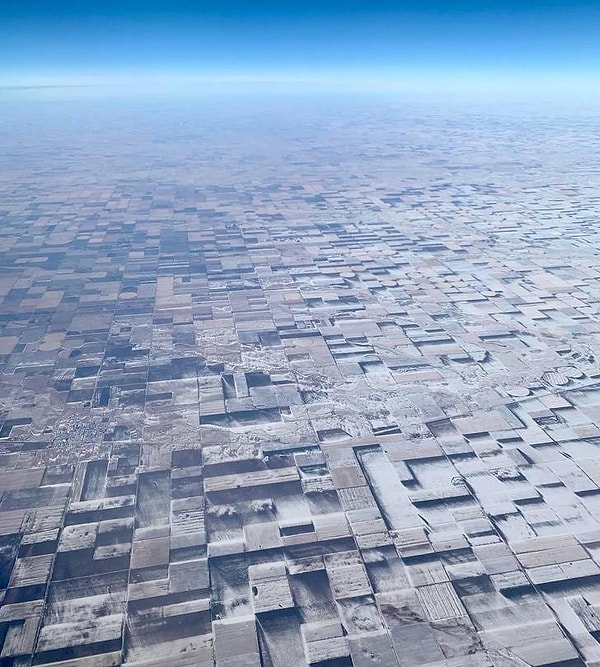 12. Снег, выпавший на фермерские поля, сделал их объемными.