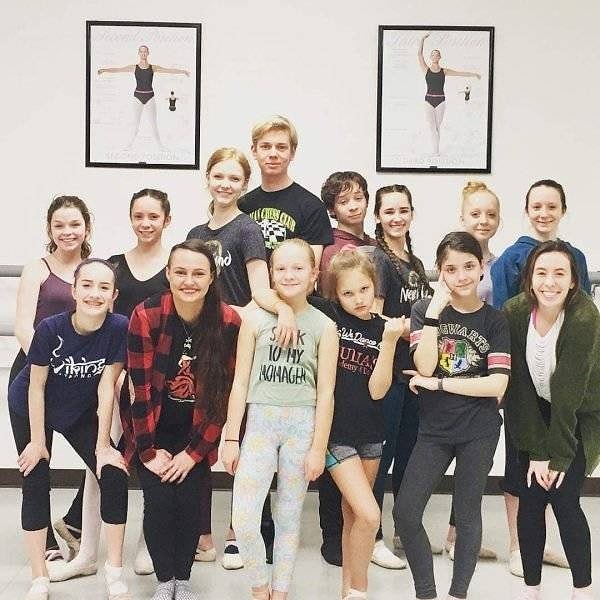 24. Что творится с рукой девушки в центре?!