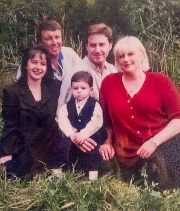 37. Большерукий мальчик.