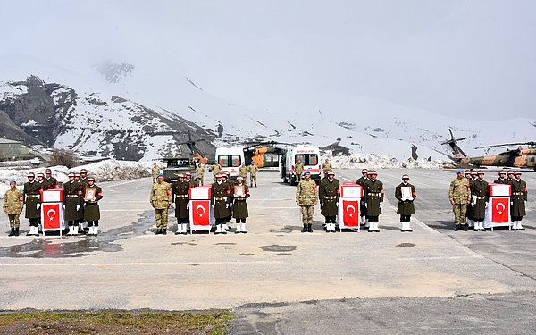 Hakkari, Dağ ve Komando Tugay Komutanlığında düzenlenen törenin ardından, şehitlerimizin naaşları memleketlerine götürülmek üzere yola çıkmıştı...