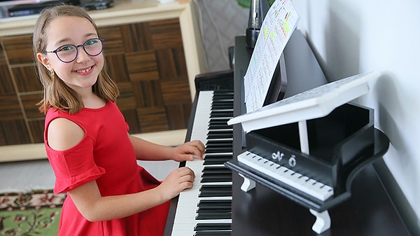 Piyano onun oyuncağı