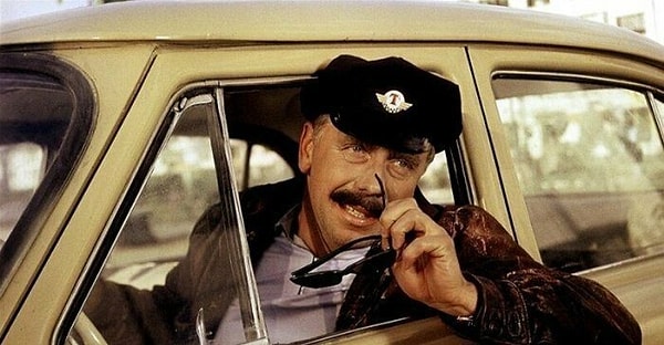 13. Как в СССР уважительно обращались к водителям такси?