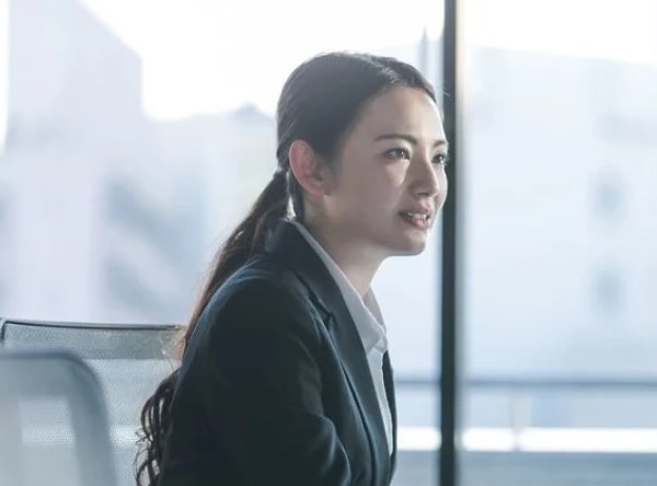 2. Эта девушка из...