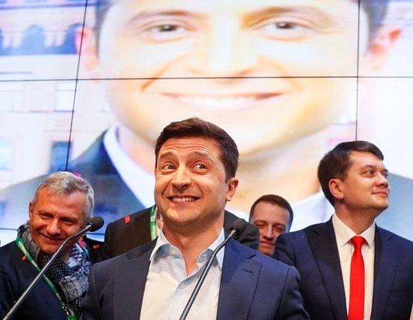 Dizide Zelenskiy'nin canlandırdığı tarih öğretmeni Vasiliy Goloborodko, bu sistemden yaka silken halkın oylarıyla devlet başkanı seçiliyor.