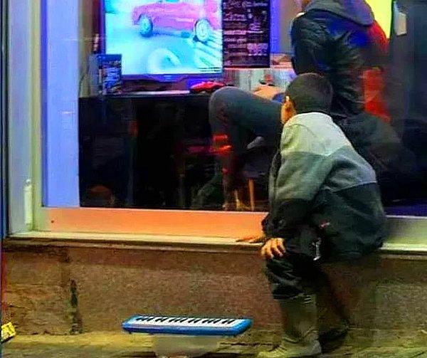 10. Ya da kendisi soğuk kış gününde sokakta çalışmak zorundayken, içeride oyun oynayanları izleyen bu çocuğa eşitliğin ne demek olduğunu gösterebilir misiniz?