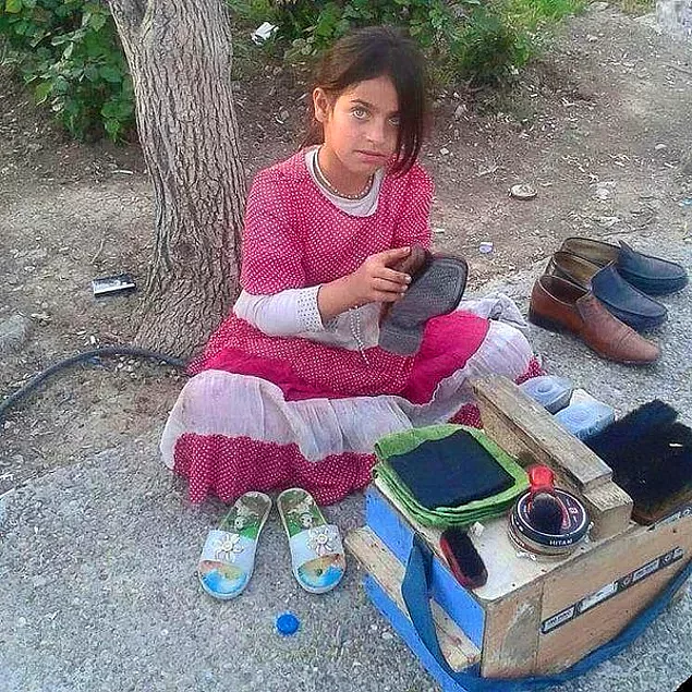 Babası hastalandığı için okuldan sonra ayakkabı boyacılığı yapan Elif'i unutmayın...